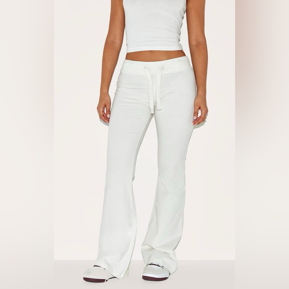 PETITE CREAM LOW RISE SKINNY FLARE PANTS